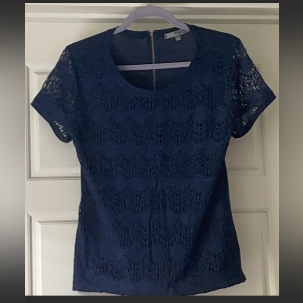 Short sleeve with a professional look but relaxing fit